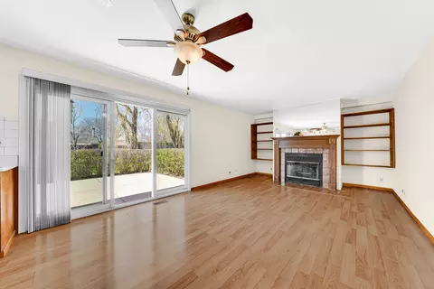 Living - 810 W Pine Ave, Roselle, IL 60172 photo 3 of 4