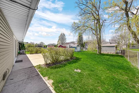 Exterior - 810 W Pine Ave, Roselle, IL 60172 photo 6 of 8