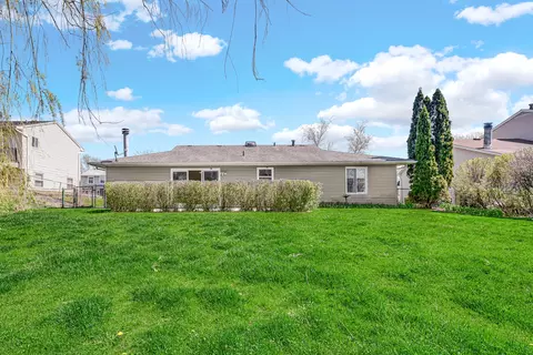 Exterior - 810 W Pine Ave, Roselle, IL 60172 photo 4 of 8