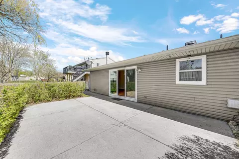 Exterior - 810 W Pine Ave, Roselle, IL 60172 photo 5 of 8