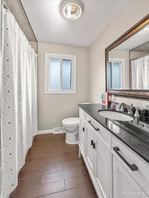 Bath - 38 W271 Stevens Ln, Elgin, IL 60124 photo 1 of 4