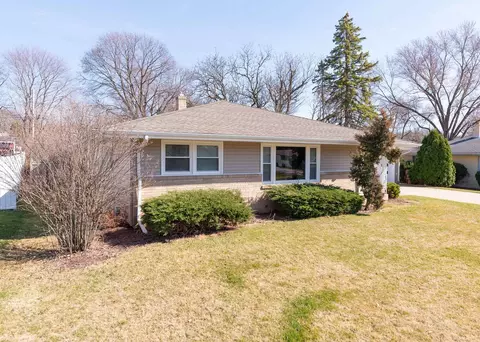 2439 Devonshire Dr, Rockford, IL 61107