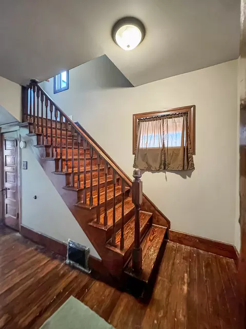 Entry Way - 921 E Garden St, Freeport, IL 61032 photo 1 of 2