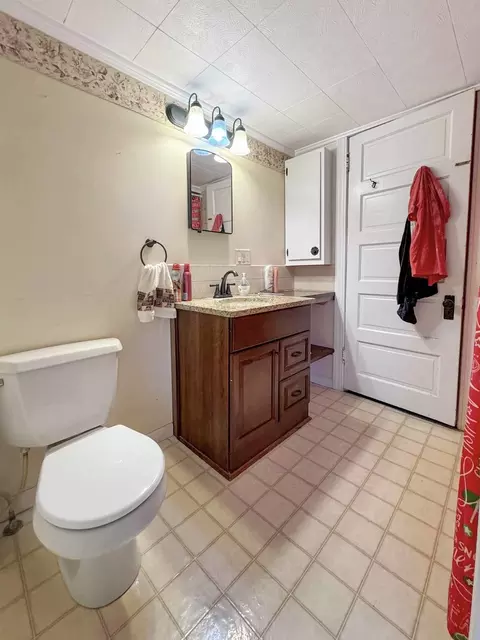 Bath - 921 E Garden St, Freeport, IL 61032 photo 1 of 2