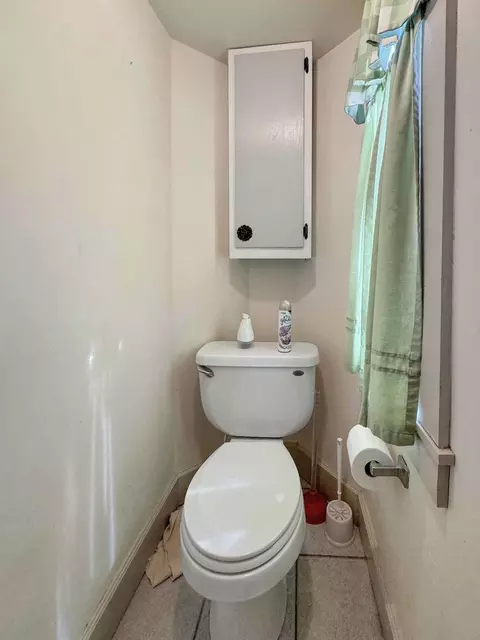 Bath - 921 E Garden St, Freeport, IL 61032 photo 2 of 2