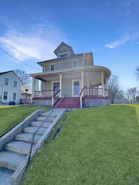 921 E Garden St, Freeport, IL 61032