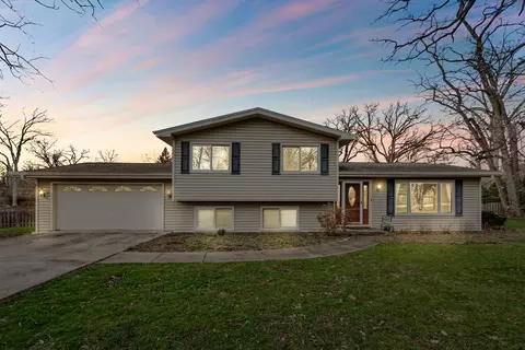 28 W118 Elm Dr, West Chicago, IL 60185