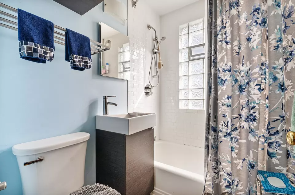 Bath - 2733 W 89th St, Evergreen Park, IL 60805 photo 1 of 1