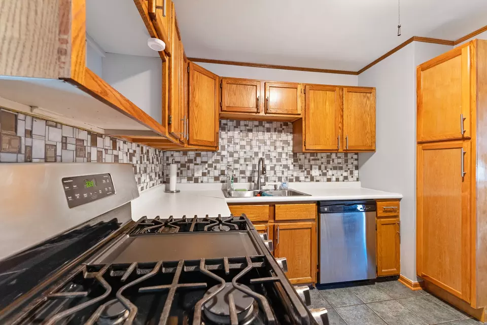 Kitchen - 2733 W 89th St, Evergreen Park, IL 60805 photo 2 of 2