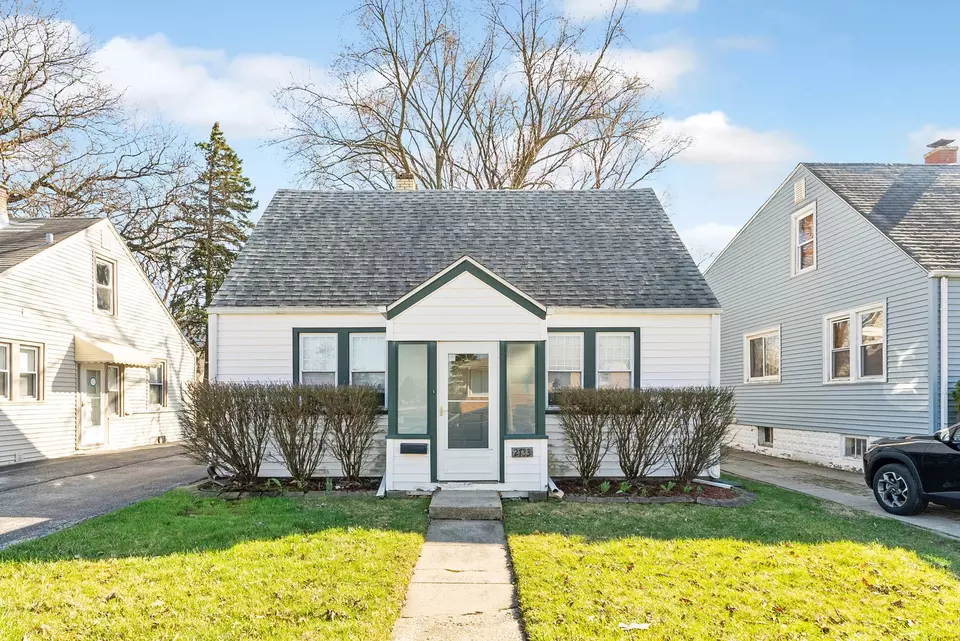 Exterior - 2733 W 89th St, Evergreen Park, IL 60805 photo 2 of 8