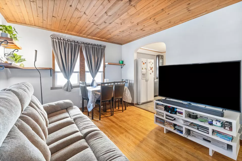 Living - 2733 W 89th St, Evergreen Park, IL 60805 photo 1 of 3