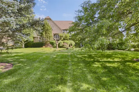 66 S Royal Oaks Dr, Bristol, IL 60512
