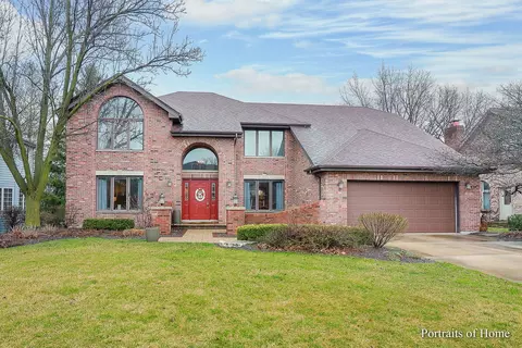 8817 Gleneagles Ln, Darien, IL 60561