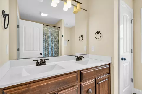 Bath - 2110 Max Run Dr, Champaign, IL 61822 photo 3 of 4