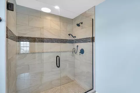 Bath - 2110 Max Run Dr, Champaign, IL 61822 photo 2 of 4
