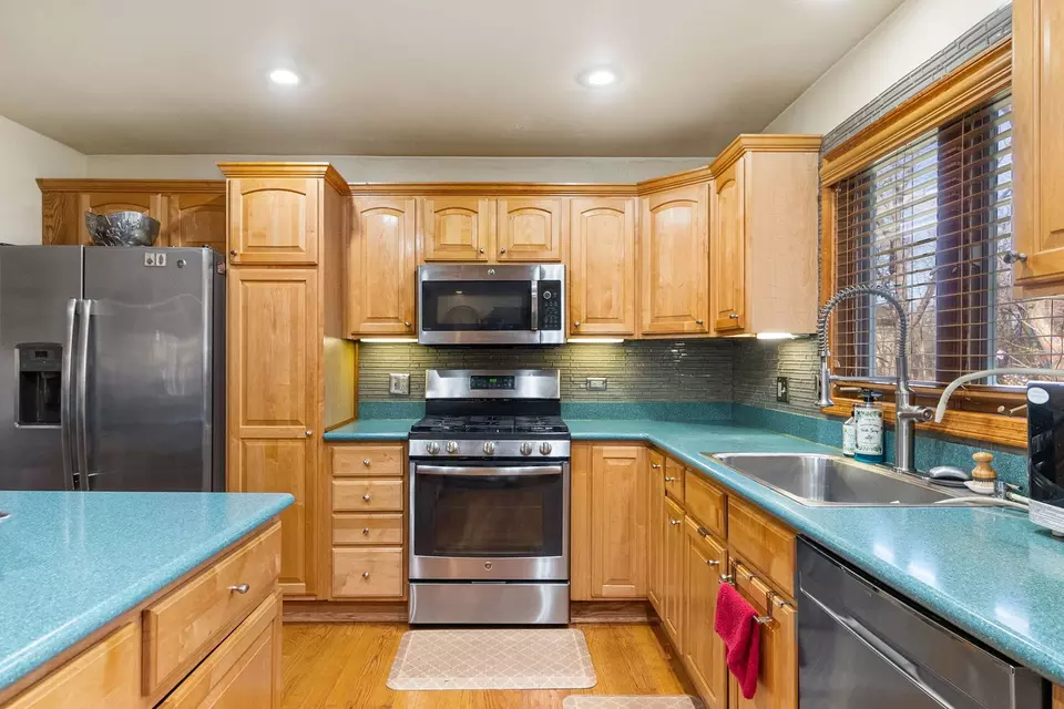 Kitchen - 1331 Carlisle Ave, Elk Grove Village, IL 60007 photo 1 of 4