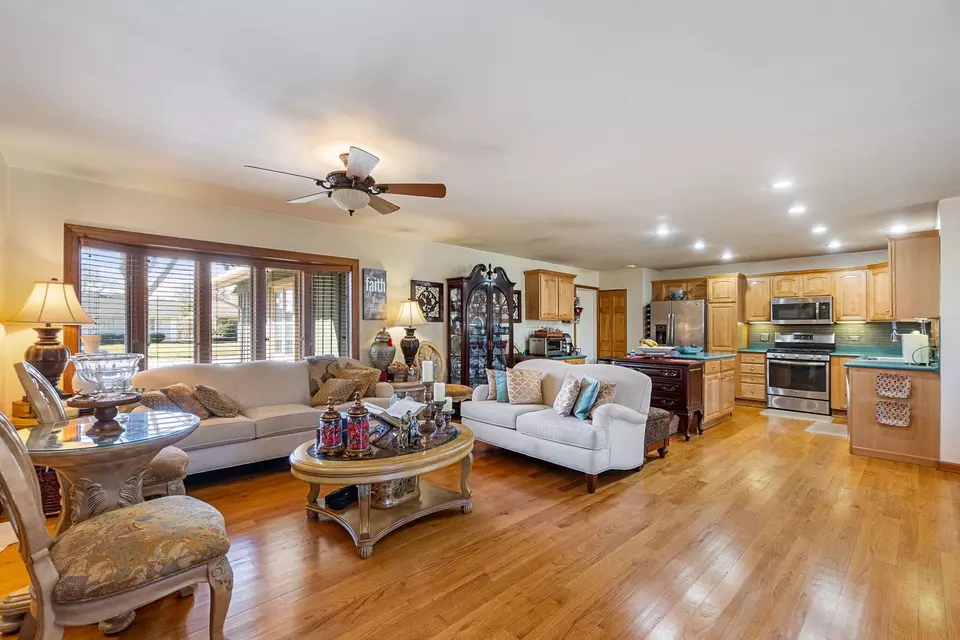 Living - 1331 Carlisle Ave, Elk Grove Village, IL 60007 photo 2 of 3