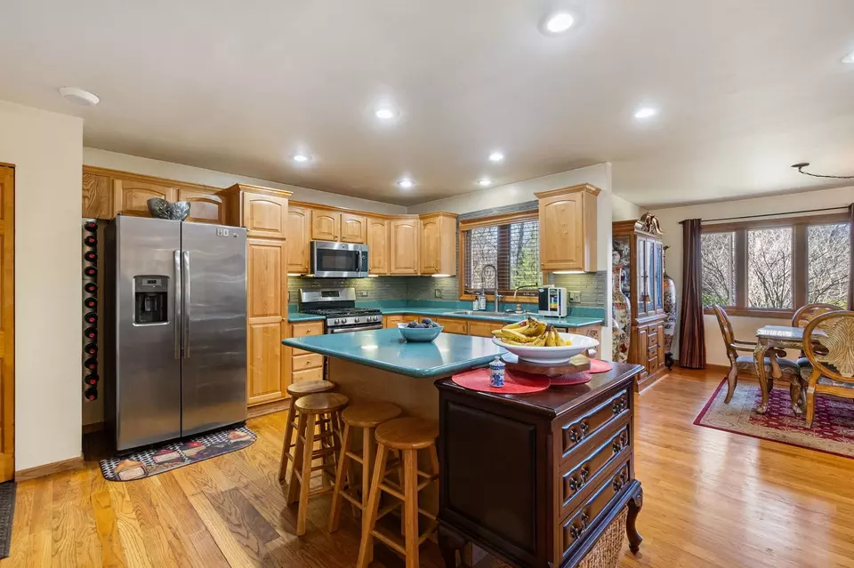 Kitchen - 1331 Carlisle Ave, Elk Grove Village, IL 60007 photo 3 of 4