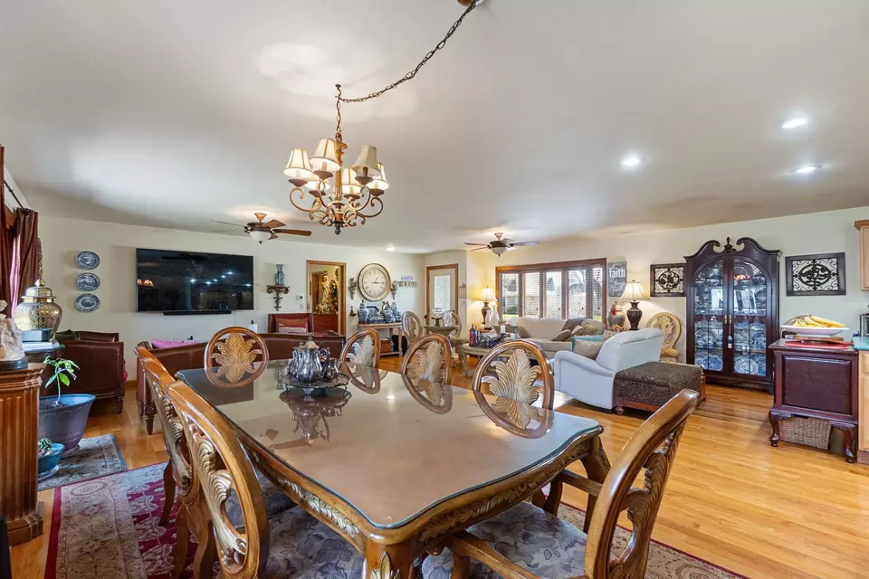 Dining - 1331 Carlisle Ave, Elk Grove Village, IL 60007 photo 3 of 4