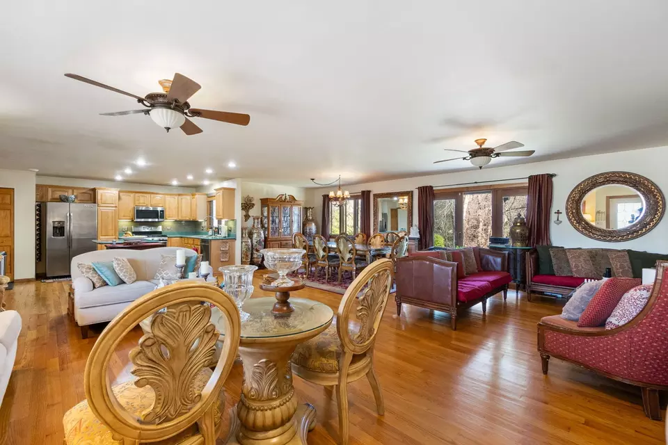 Dining - 1331 Carlisle Ave, Elk Grove Village, IL 60007 photo 4 of 4