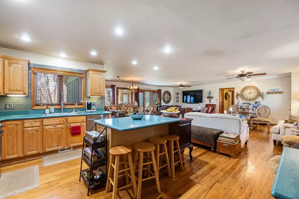 Kitchen - 1331 Carlisle Ave, Elk Grove Village, IL 60007 photo 2 of 4