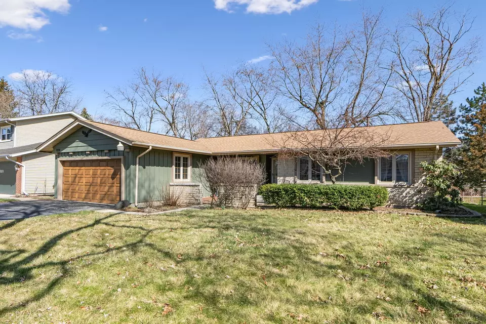 Exterior - 1331 Carlisle Ave, Elk Grove Village, IL 60007 photo 2 of 6