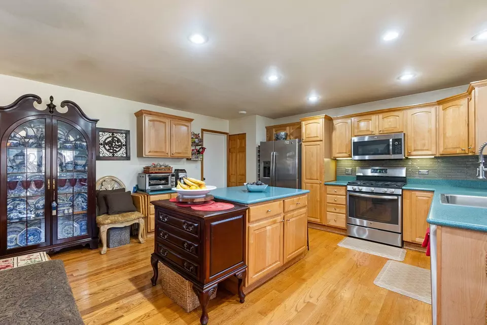 Kitchen - 1331 Carlisle Ave, Elk Grove Village, IL 60007 photo 4 of 4