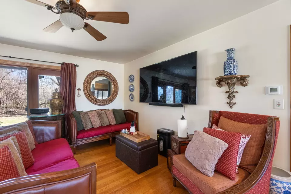 Living - 1331 Carlisle Ave, Elk Grove Village, IL 60007 photo 3 of 3