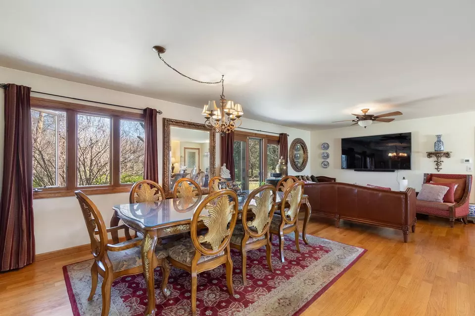 Dining - 1331 Carlisle Ave, Elk Grove Village, IL 60007 photo 1 of 4