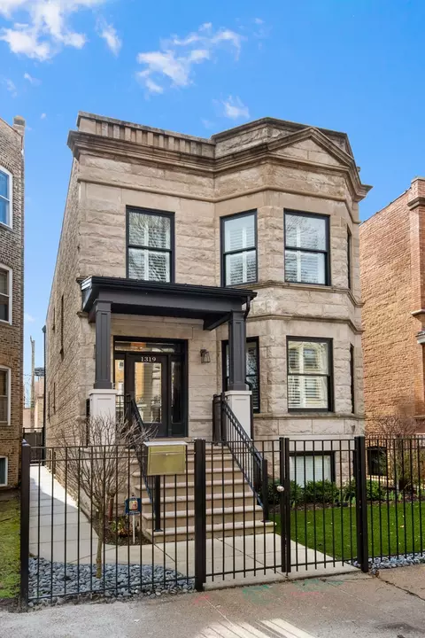 1319 W Cornelia Ave, Chicago, IL 60657