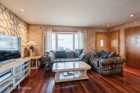 Living - 1335 E Forest Ave, Des Plaines, IL 60018 photo 3 of 4