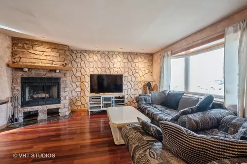Living - 1335 E Forest Ave, Des Plaines, IL 60018 photo 2 of 4