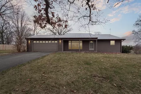 405 Oak Ridge Dr, Cedarville, IL 61013