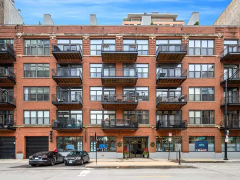 375 W Erie St #413, Chicago, IL 60654