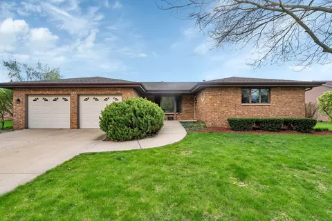 108 Blackhawk Dr, Minooka, IL 60447