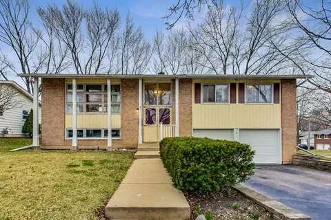 1 Eastgate Ct, Woodridge, IL 60517