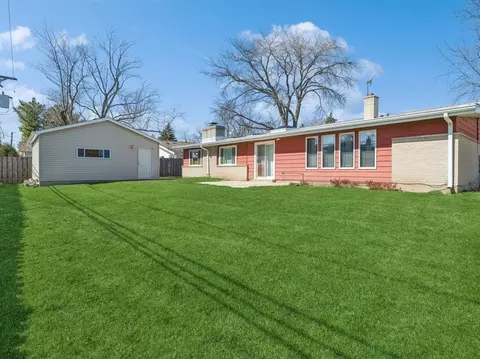 Exterior - 2925 Jerrie Ln, Glenview, IL 60025 photo 2 of 3