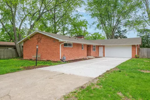 704 E Burkwood Dr, Urbana, IL 61801