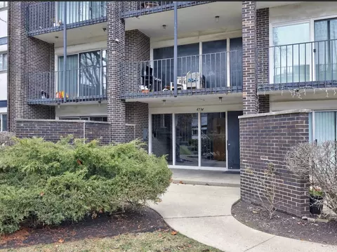 4734 Russett Ln N #R211, Skokie, IL 60076