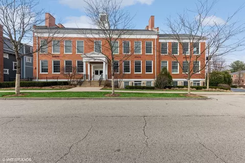 154 School St #6, Libertyville, IL 60048