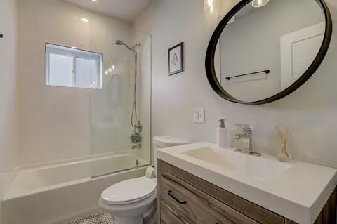 Bath - 1932 Jackson Ave, Evanston, IL 60201 photo 1 of 2
