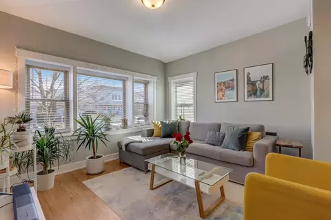 Living - 1932 Jackson Ave, Evanston, IL 60201 photo 2 of 5