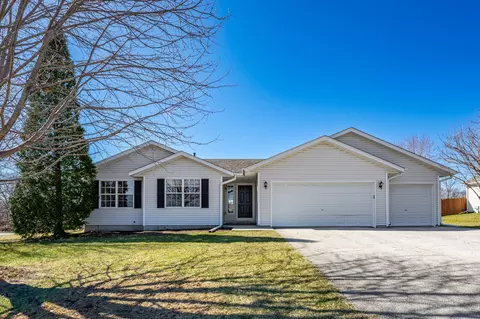 9996 Leana Dr, Roscoe, IL 61073