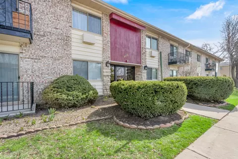 8995 Kennedy Dr #202B, Des Plaines, IL 60016