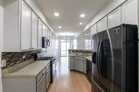 Kitchen - 1336 Tamarack Dr #1, Bartlett, IL 60103 photo 4 of 4