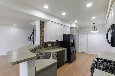 Kitchen - 1336 Tamarack Dr #1, Bartlett, IL 60103 photo 3 of 4