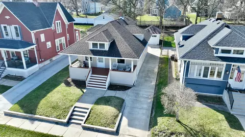 210 Elm St, Elgin, IL 60123