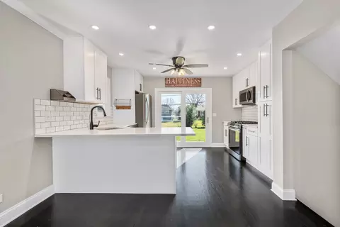 Kitchen - 419 Lincoln Ave, Downers Grove, IL 60515 photo 1 of 4