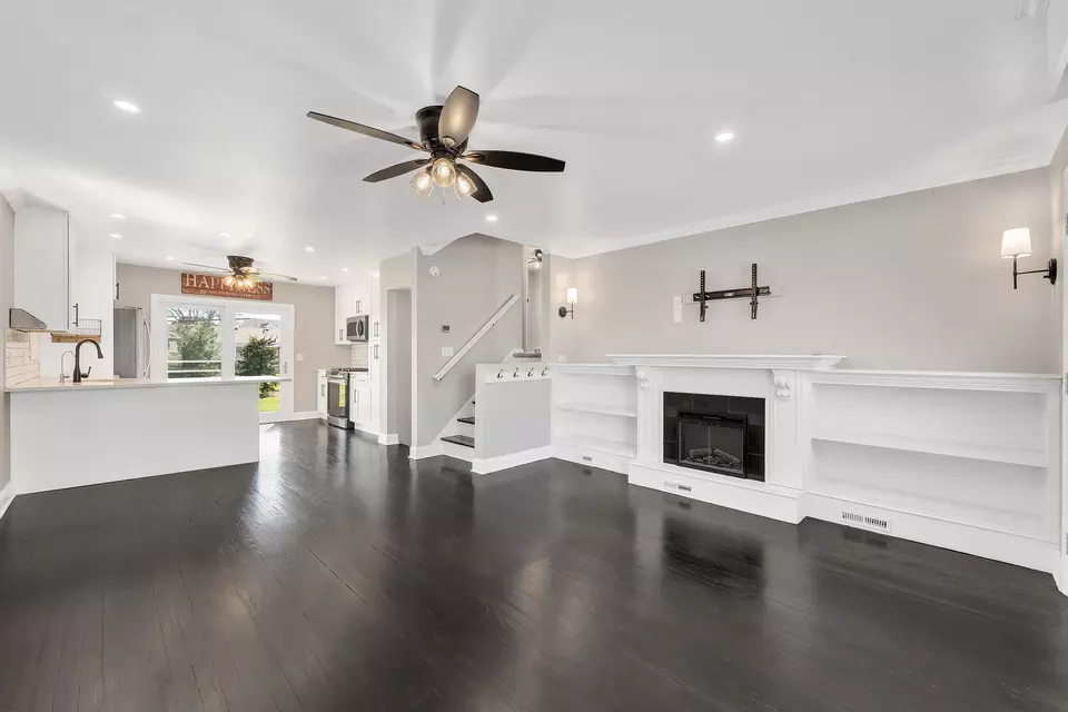 Living - 419 Lincoln Ave, Downers Grove, IL 60515 photo 2 of 2