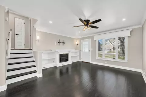 Living - 419 Lincoln Ave, Downers Grove, IL 60515 photo 1 of 2